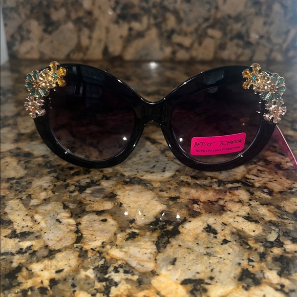 NWT Betsey Johnson Round Sunglasses